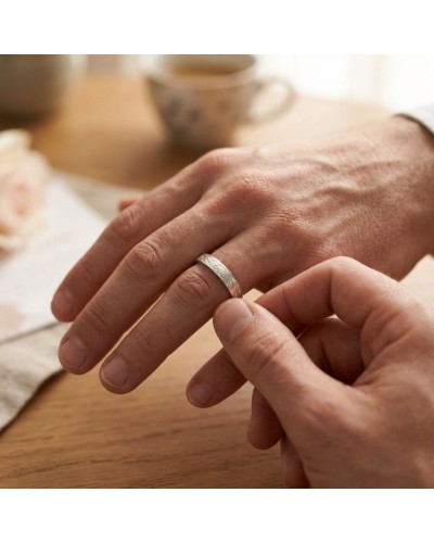 Alliance CIME 4 mm Homme en or: main masculine portant une bague finestructure argentée/or clair, geste de mise en place sur le