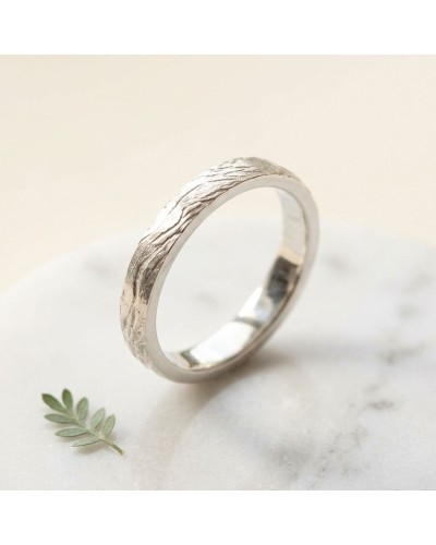 Alliance CIME 4 mm Homme en or: bague argentée à texture bosselée, vue en gros plan sur anneau métallique sur fond clair.