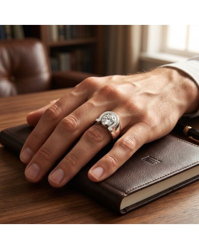 Chevalière homme en argent rhodié avec oxyde blanc brillant porté sur l’annulaire gauche.