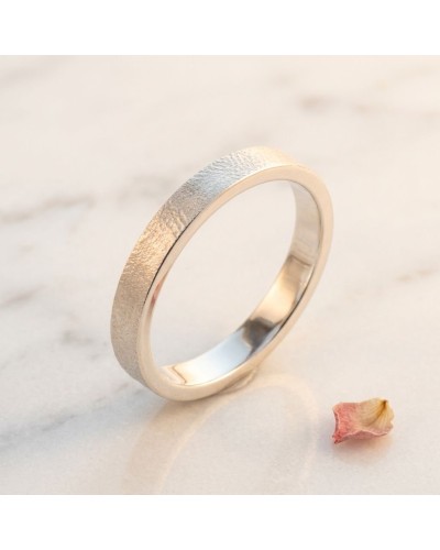 Alliance SABLE 4 mm Femme en or: bague féminine or jaune 4 mm, texture sablee délicate sur surface extérieure, posée sur pierre