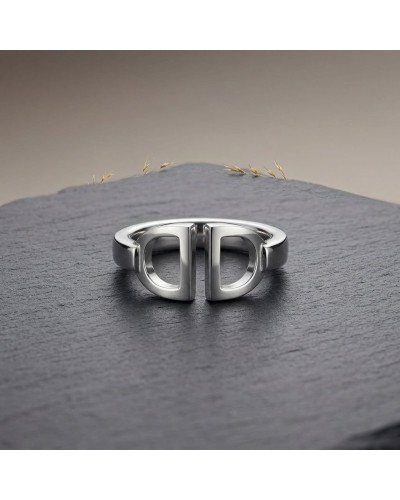 Bague homme en argent rhodié, design double forme D argenté sur surface sombre.