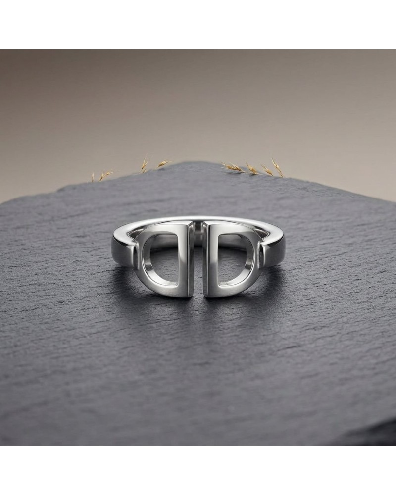 Bague homme en argent rhodié, design double forme D argenté sur surface sombre.
