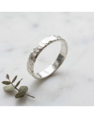 Alliage Alliance FRAGMENT 4 mm Femme en or - bague argentée à texture martelée sur fond clair.