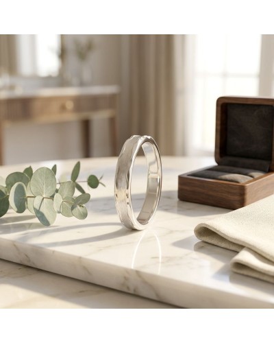 Alliance LAVE 4 mm: bracelet élégant en métal argenté posé sur un marbre, avec une boîte en bois et des branches d’eucalyptus en