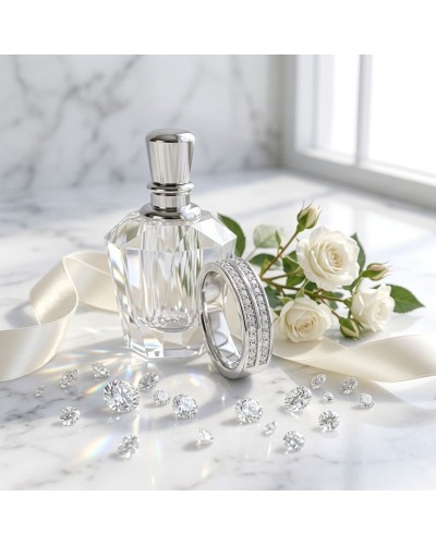 Alliance féminine scintillante avec bague et accessoires diamantés, parfum en flacon cristal et roses blanches.