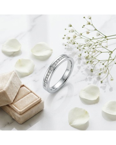 Alliance WONDER WOMEN avec pierres 4 mm femme, bague en argent sertie de petites pierres brillantes, posée sur marbre avec pétal