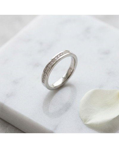 Alliance Wonder Women avec pierres 4 mm femme or: bague argentée à pierres brillantes en liaison centrale sur prise blanche.