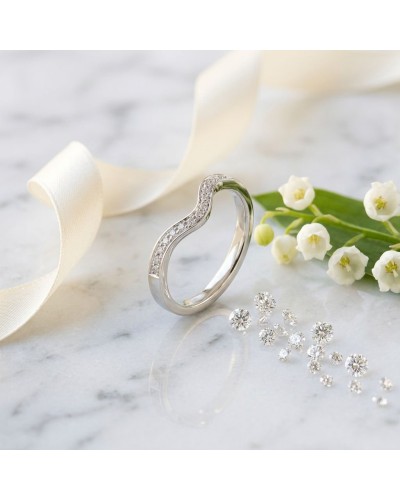 Alliance femme en or avec pierres de 2,5 mm, bague moderne argenté brillant et pavage de petites diamants.