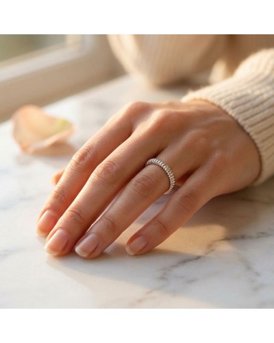 Alliance ELEKTRA 3 mm femme en or portée sur le annulaire, bracelet ou bague fine argentée or jaune clair, sur doigt féminin pos