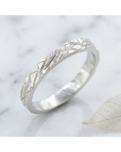 Alliance ECORCE 4 mm Femme en or: bague argentée à motif gravé géométrique, texture facettée sur la tige.