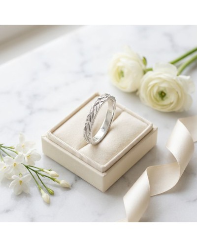 Alliance ECORCE 4 mm femme en or : bague plaquée argent avec motif géométrique, présentée sur boîte beige, fleurs blanches et ru