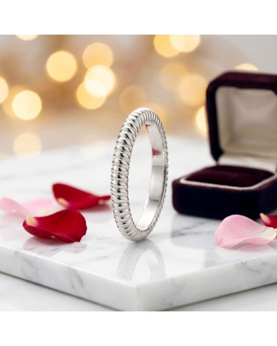 Alliance ELEKTRA 3 mm homme en or: bague argentée torsadée sur plateau marble avec pétales et boîte jewelry en arrière-plan.