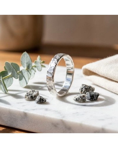 Bague homme Alliance FRAGMENT 4 mm en or argenté sur pierre blanche, entourée de petites pierres et d’une branche de eucalyptus.