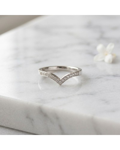 Alliance CAT WOMEN avec pierres 2,5 mm femme en or : bague argentée avec pierres scintillantes en forme de V sur marbre blanc.
