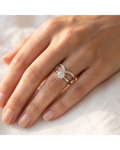 Alliance CAT WOMEN avec pierres 2,5 mm: bague en or sur doigt, diamant solitaire entouré de pavage.