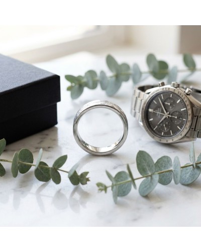 Alliance FUSION 4 mm Homme en or: bague solide argentée posée près d'une montre chronographe et d'un écrin noir, décor feuillage