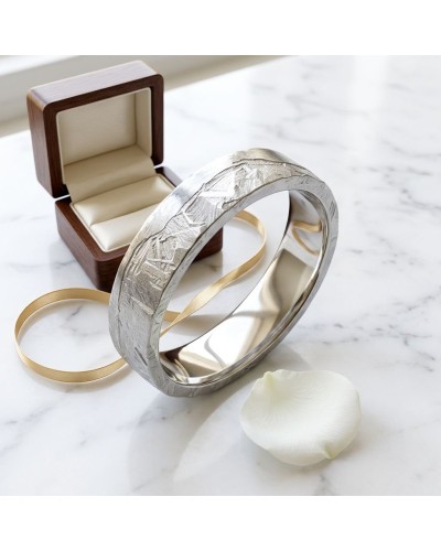 Alliance FUSION 4 mm Femme en or: bracelet argenté gravé posé près d’un sachet et d’un bouquet, boîte cadeau en bois au fond.