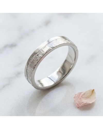 Alliance FUSION 4 mm Femme en or: bague argentée à texture martelée sur fond clair.