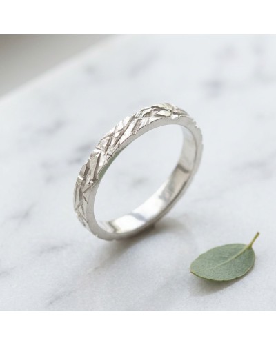 Alliance ECORCE 4 mm Homme - Bague argentée torsadée avec motif sculpté sur fond clair.