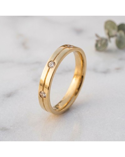 Alliance homme en or avec gravure et 3 diamants incrustés, bague élégante et moderne.