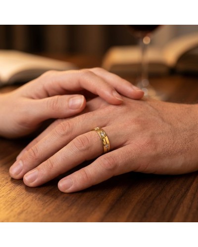 Alliance avec une ligne gravée et 3 diamants homme en or: bague dorée portée sur le doigt masculin, détails gravure et diamants