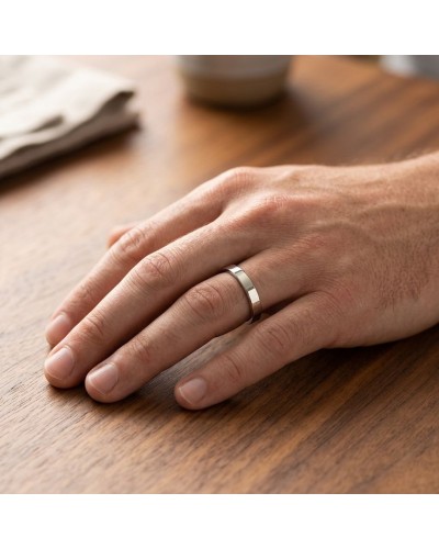 Alliance MATRIX lisse 3 mm en or porté sur une main masculine, bague argentée simple sur doigt.