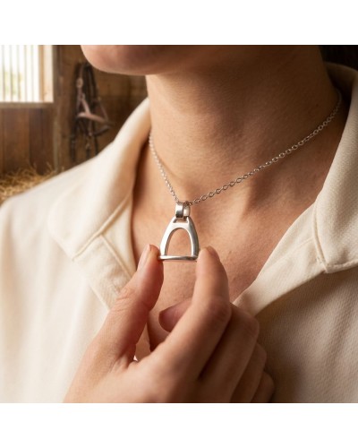 Pendentif en forme d’étrier en argent rhodié sur chaîne 45 cm, porté près du cou par une personne.