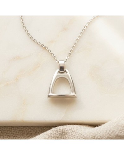 Pendentif ETRIER en argent rhodié sur chaîne 45 cm, forme d'étrier ouvert, bijou minimaliste brillant.