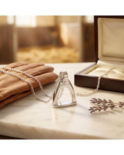 Pendentif ETRIER avec chaîne argent rhodié sur table, près d’un écrin ouvert et des brins de Lavande.