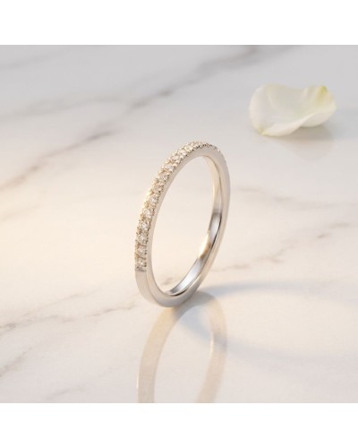 Alliance WONDER WOMEN avec pierres 2 mm femme en or: bague diamantée fine sur surface blanche, pétale à l'arrière.