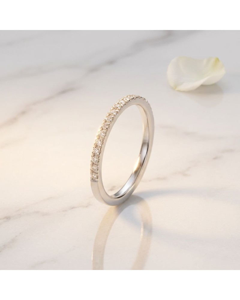 Alliance WONDER WOMEN avec pierres 2 mm femme en or: bague diamantée fine sur surface blanche, pétale à l'arrière.