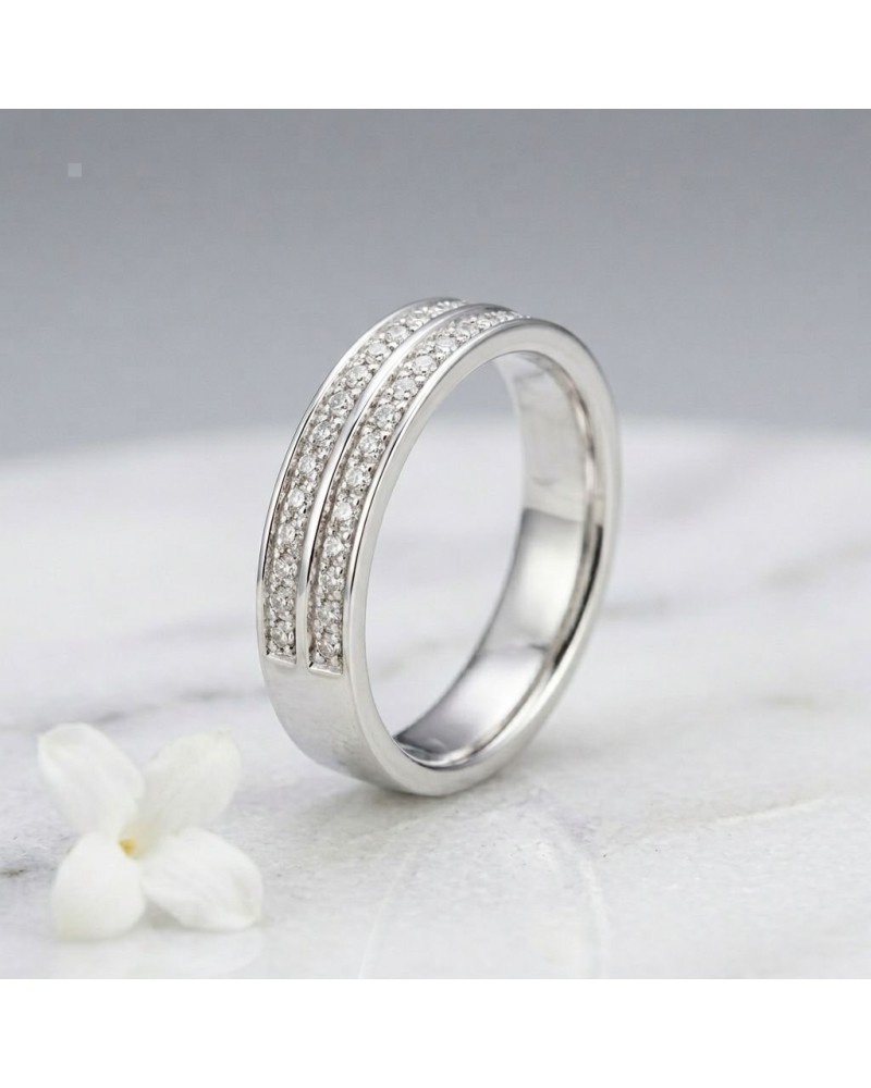 Alliance femme en or avec pierres 5 mm, bague argentée ornée de rangées de diamants scintillants sur fond neutre.