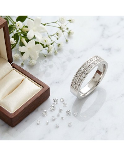 Alliance WOMEN dorée avec pierres 5 mm et bague en argent, diamants simulés et boîte jewelry sur marbre blanc.