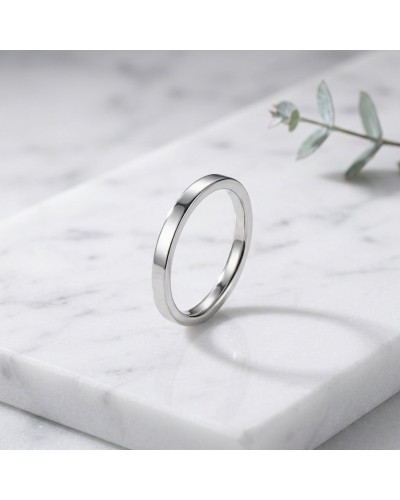 Alliance MATRIX lisse 2 mm homme en or - bague argentée simple sur marbre, close-up, produit de bijouterie.