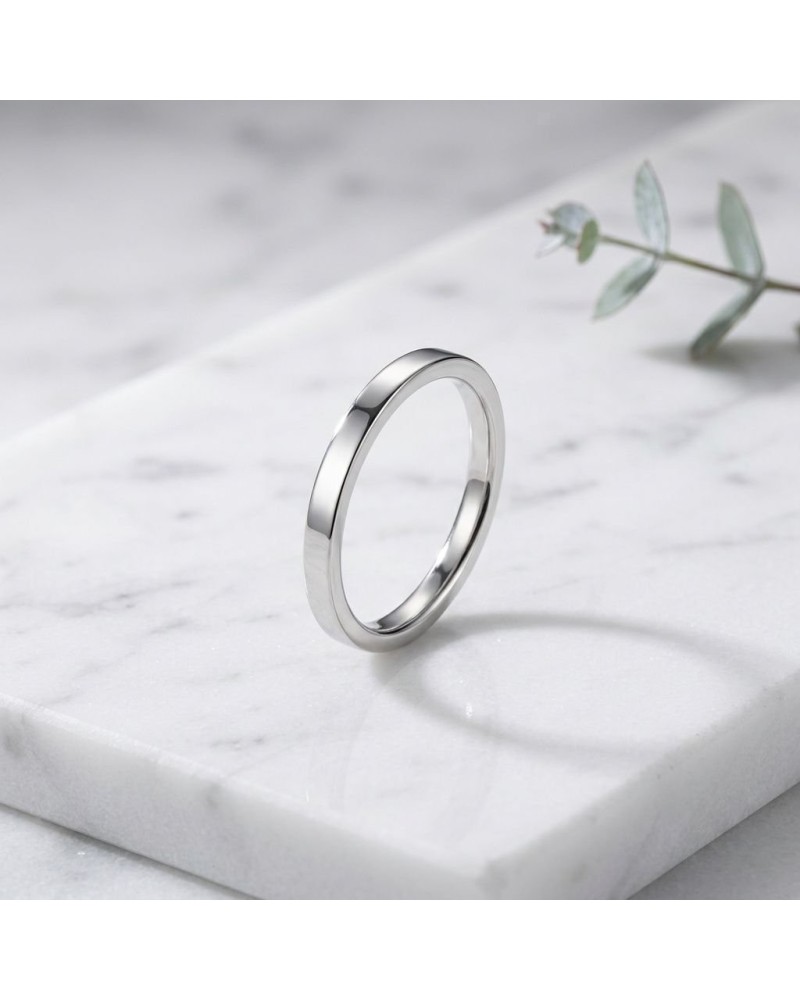 Alliance MATRIX lisse 2 mm homme en or - bague argentée simple sur marbre, close-up, produit de bijouterie.