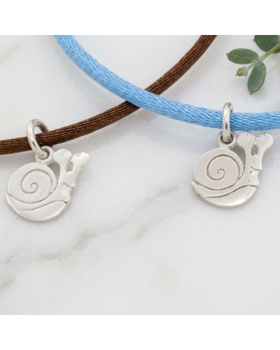 Bracelet BB ESCARGOT: pendentifs argentés en forme de escargot sur cordons bleu et brun, motifs spiralés.