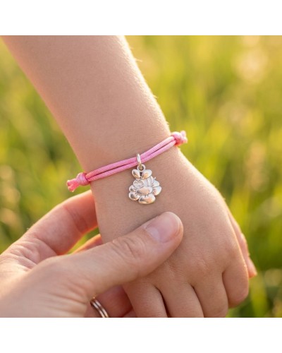 Bracelet enfant rose en cordon avec breloque en forme d’abeille argentée autour du poignet. Bracelet BB ABEILLE.