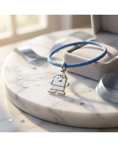 Bracelet bleu en corde avec pendentif charm en forme de petit robot argenté, décoré sur un socle marbré avec petites étoiles. Br