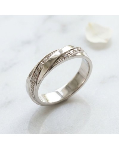 Alliance demi-empierrée argentée pour femme, alliance entrelacée lignée lisse avec rangées de petites pierres.