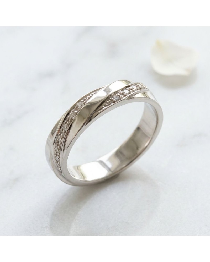 Alliance demi-empierrée argentée pour femme, alliance entrelacée lignée lisse avec rangées de petites pierres.