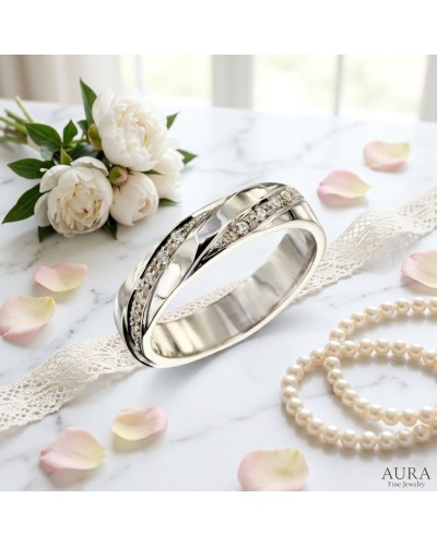 Alliance demi-empierrée en or argenté avec diamants, entourée de fleurs et perles sur marbre.