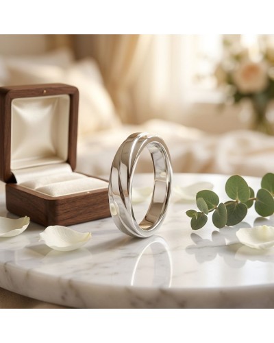 Alliance ENTRELACE Femme en or: bague élégante en métal argenté doré, posée sur une table de marbre près d’un boîte à bijoux et