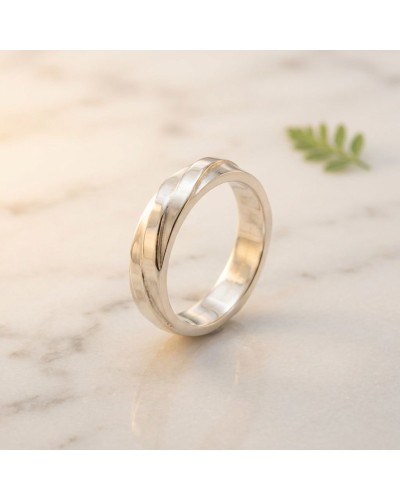 Alliance Femme en or : bague plaquée/or  à motif ondulé sur fond clair, vue en gros plan.
