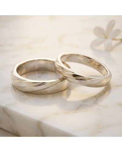 Alliance Homme en or—bague argentée brillante avec motif torsadé sur pierre marbre, mise en scène douce.