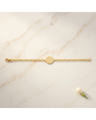 Bracelet maille dorée avec plaqué rond centrale sur fond marbre clair, nom du produit Identité bébé maille lentille, Or jaune 18