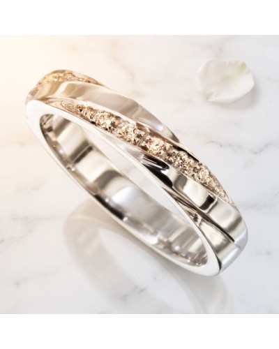 Alliance demi-empierrée en or femme, bague en métal précieux avec rangée de pierres fines sur le dessus.
