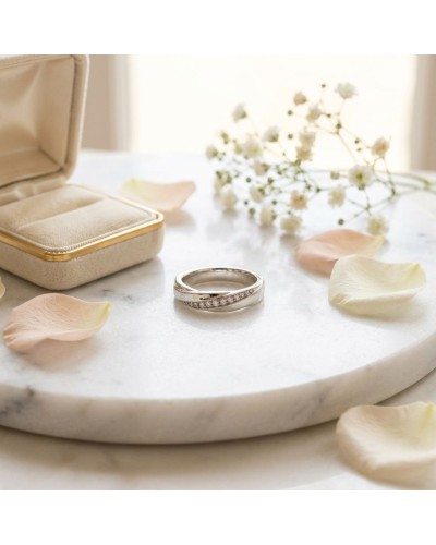 Alliance ENTRELACE demi-empierrée Femme en or: bague argentée avec diamants, displayed sur plateau marble avec boîte et pétales.
