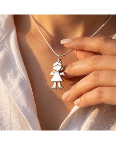 Pendentif silhouette d’enfant en forme de petit être avec robe, sur une chaîne argentée, porté sur le décolleté. Nom produit: Pe
