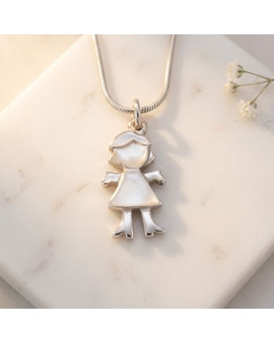 Pendentif en forme de petite fille stylisée en nacre blanche avec cadre argenté sur chaîne serpent. Pendentif EVE.