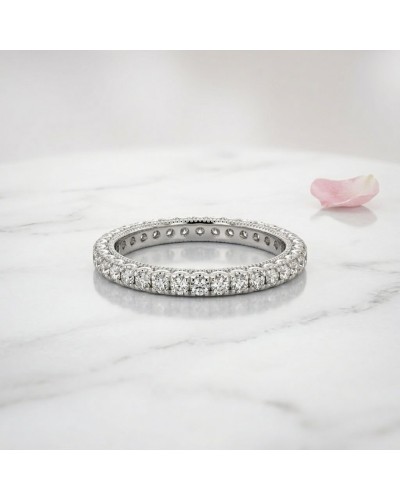 Alliance Modeste empierrée Femme en or: bague marquise pavée de diamants sur cadre argenté, fleur rose à l'arrière.